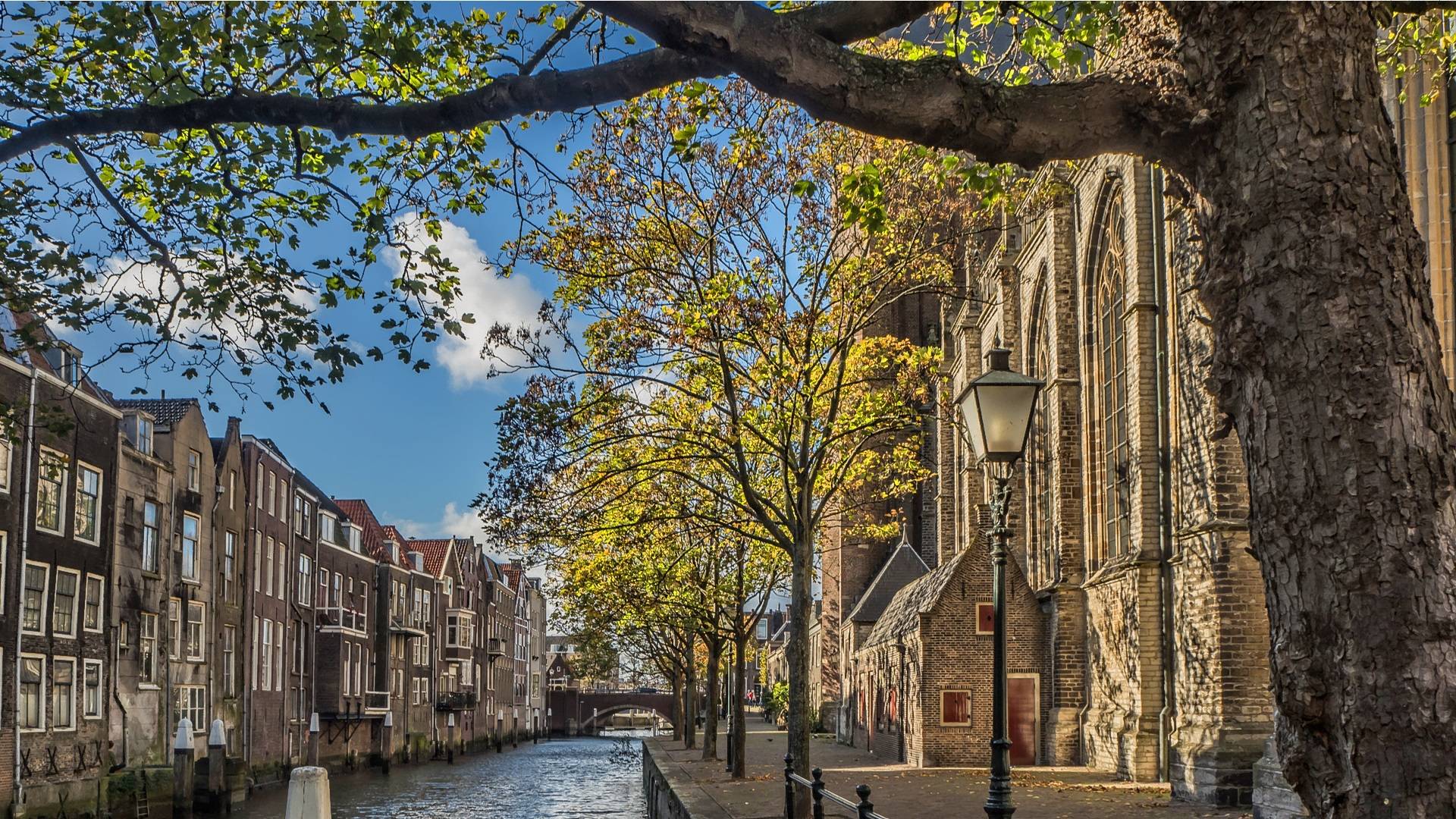 Dordrecht canal church houses_HDR