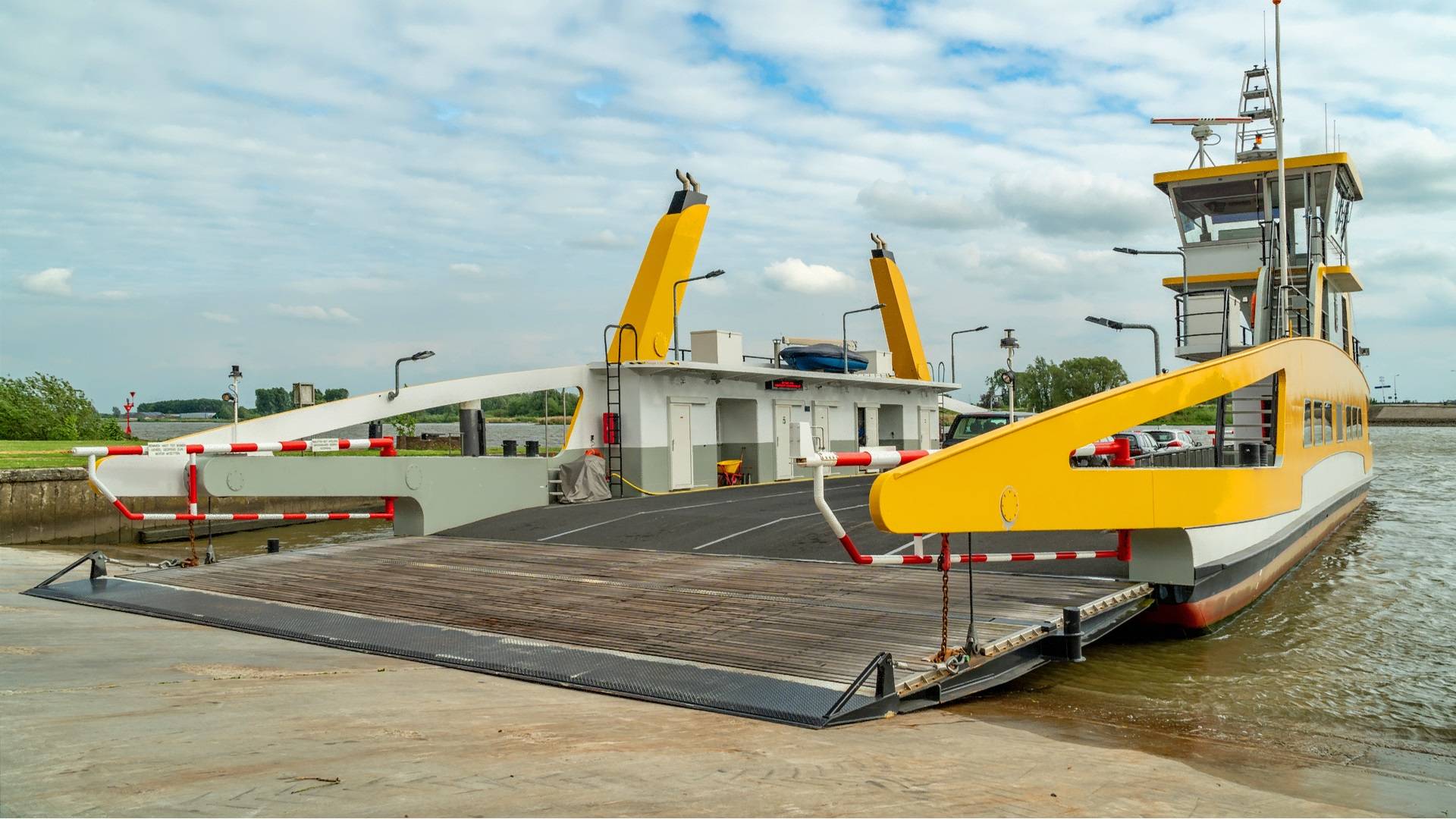 Ferry across the Lek near Schoonhoven_HD