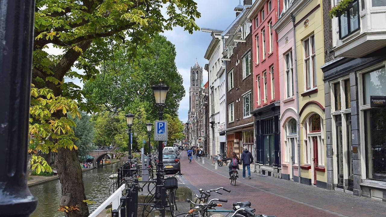 Utrecht canal Oudegracht cycling