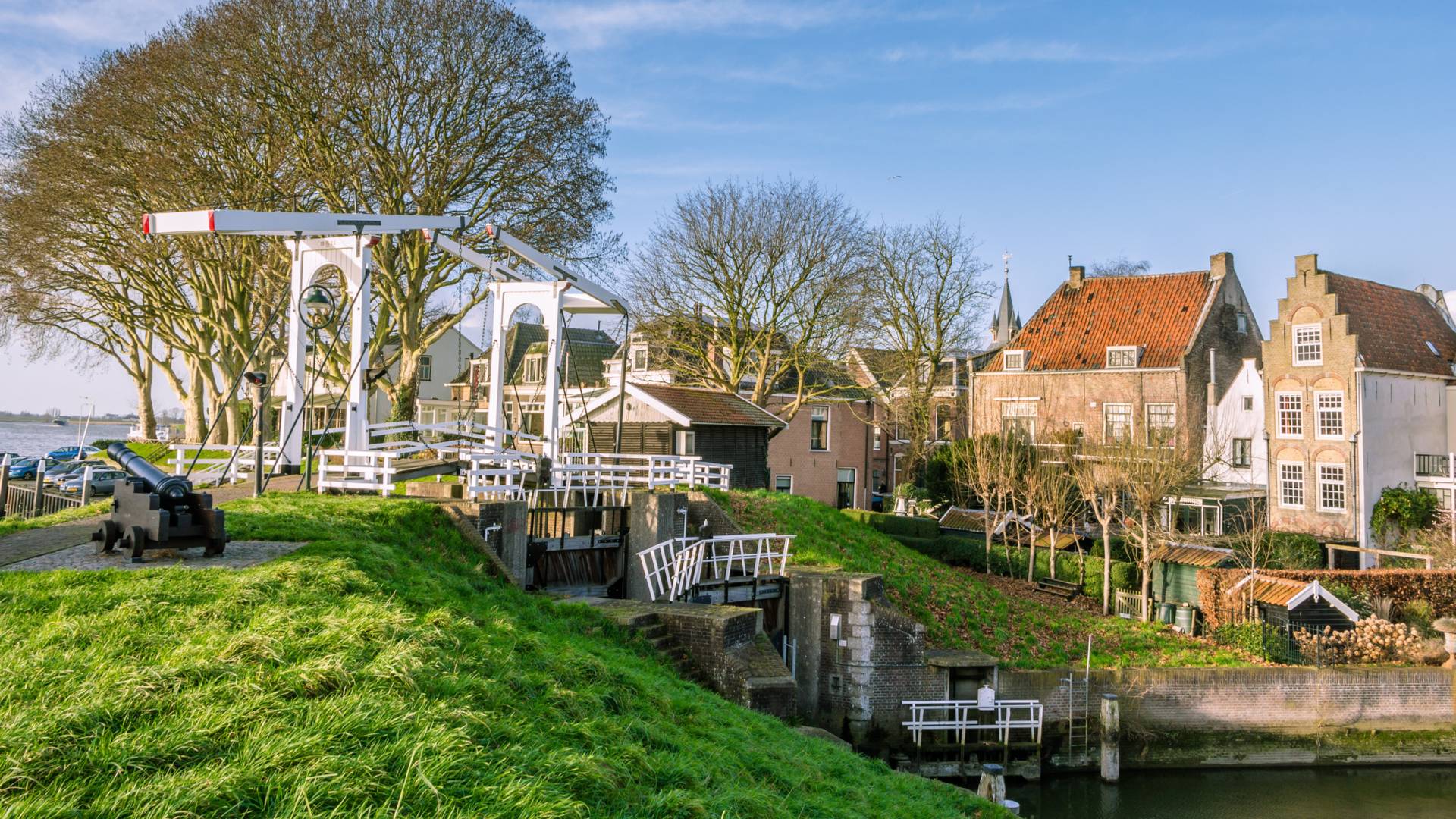 Schoonhoven bridge canal houses (2)